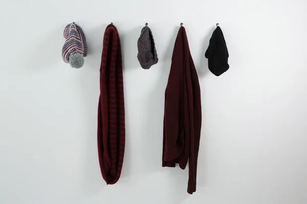 Vêtements chauds suspendus au crochet — Photo