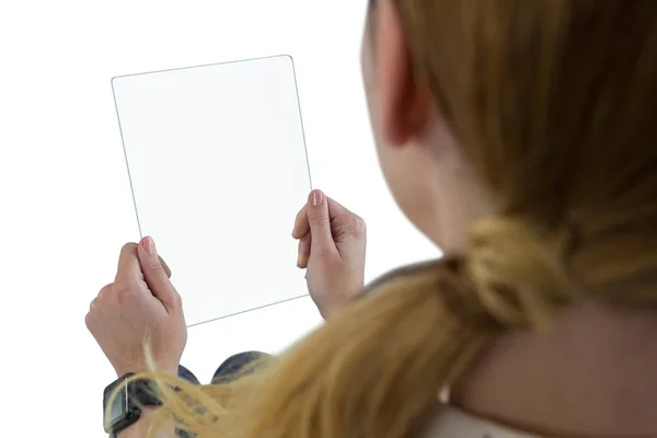 Kvinnliga verkställande använda glas surfplatta — Stockfoto