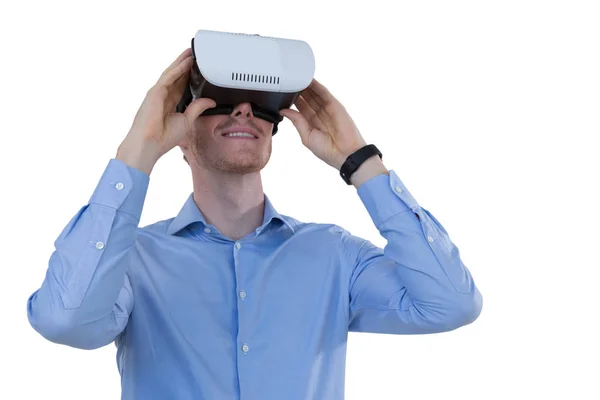 Mężczyzna wykonawczy przy użyciu zestaw wirtualnej rzeczywistości — Zdjęcie stockowe