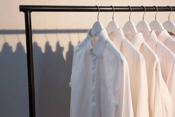 Hemden hängen am Kleiderbügel — Stockfoto