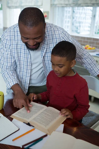 Ojciec pomaga synowi w odrabianiu lekcji. — Zdjęcie stockowe