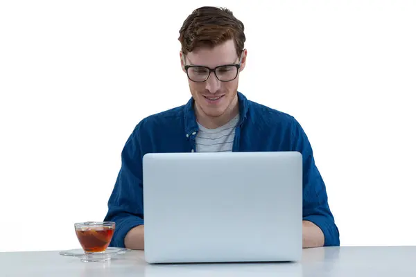 Ejecutiva masculina usando laptop —  Fotos de Stock