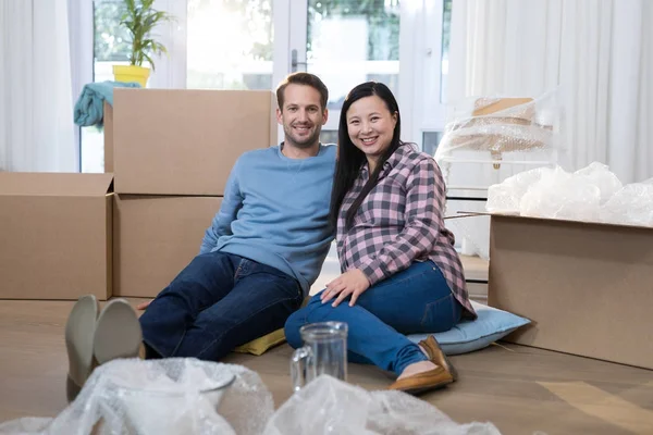 Pareja relajándose juntos — Foto de Stock