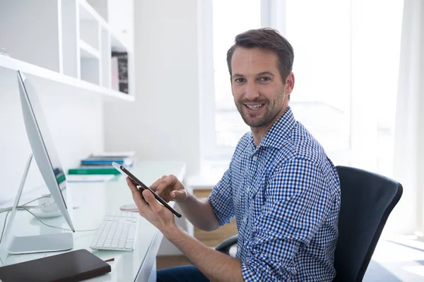 Hombre feliz usando tableta digital — Foto de Stock