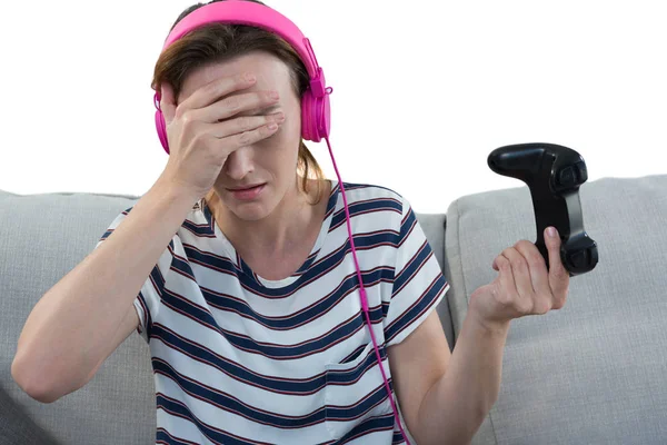 Boos vrouw in hoofdtelefoons houden joystick — Stockfoto