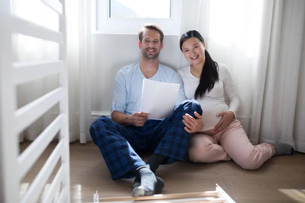 Paar zitten met document — Stockfoto