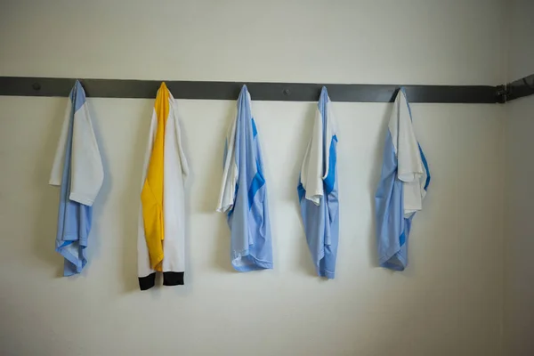 Camisola de futebol pendurado no gancho — Fotografia de Stock