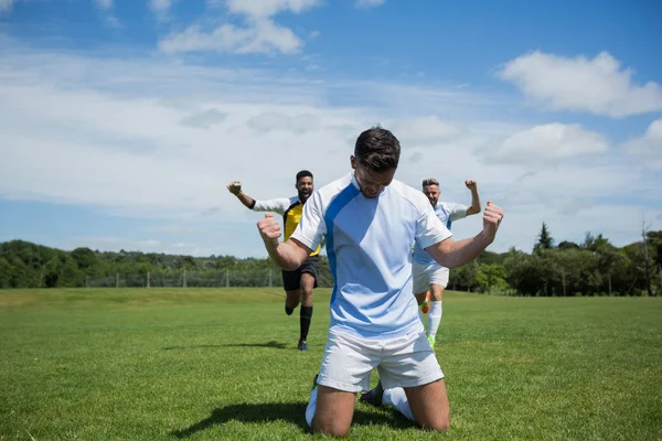 Glada fotbollsspelare firar — Stockfoto