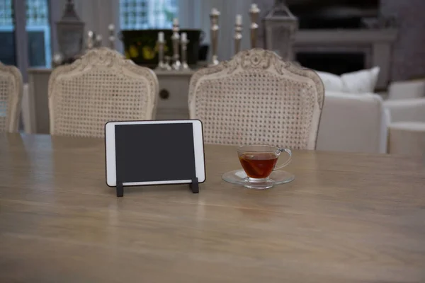 Tablet and lemon tea on table — Stock Photo, Image