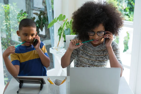 Madre e hijo hablando por teléfono — Foto de Stock