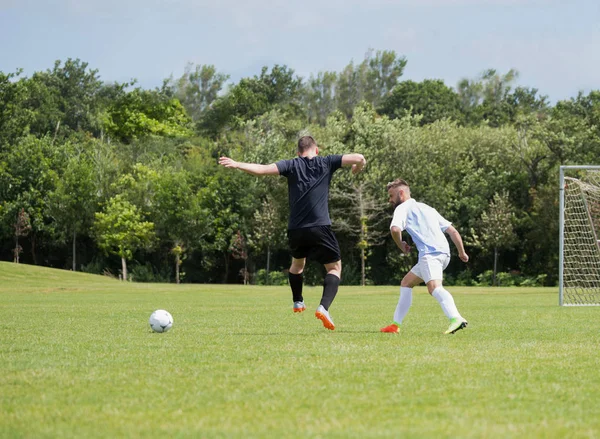 Fotbollsspelare spelar fotboll — Stockfoto