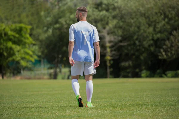 Joueur de football debout dans le sol — Photo