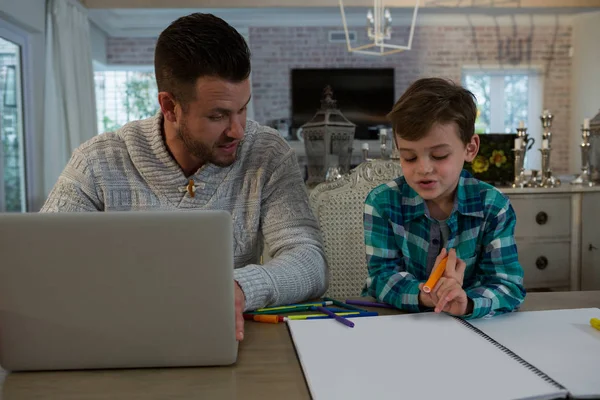 Father assisting son in studies — Stock Photo, Image