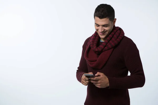 Man in winter doek met behulp van de telefoon — Stockfoto