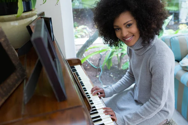 รูปภาพของผู้หญิงสวยเล่นเปียโน — ภาพถ่ายสต็อก