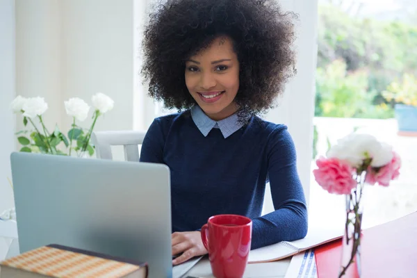 Mulher usando laptop na mesa — Fotografia de Stock