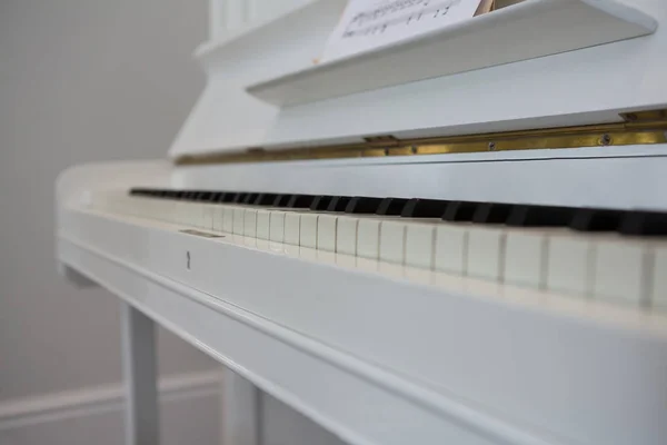 Nahaufnahme des Klaviers zu Hause — Stockfoto