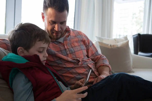 Otec a syn pomocí tabletu v obývacím pokoji — Stock fotografie