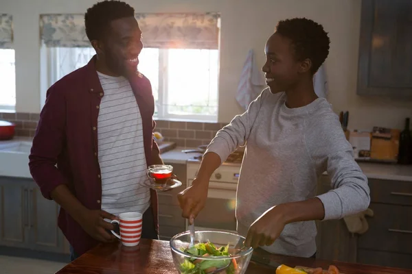 Paar bereitet Salat in der Küche zu — Stockfoto