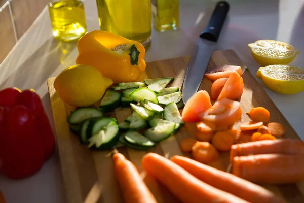 Свіжі овочі на подрібненій дошці — стокове фото