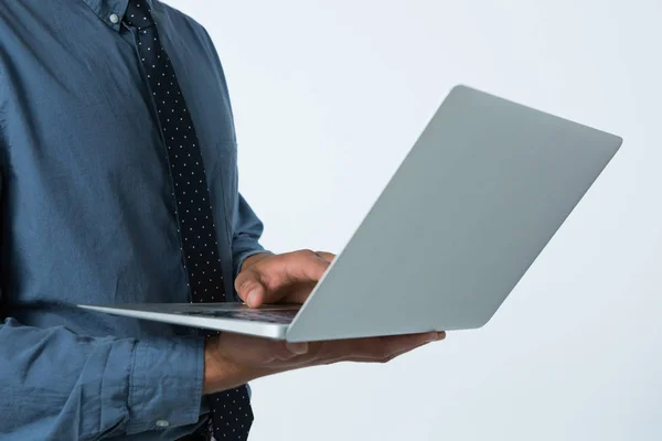 Executive utilizzando computer portatile contro il bianco — Foto Stock