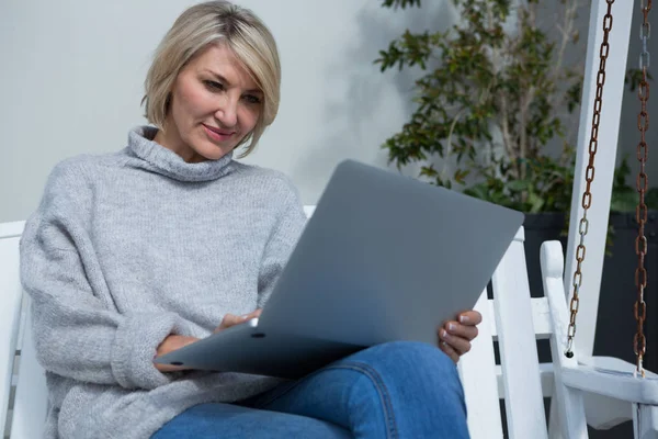 Femme utilisant un ordinateur portable dans le porche — Photo