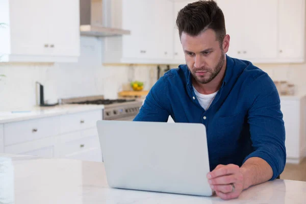 Man använder laptop i köket — Stockfoto