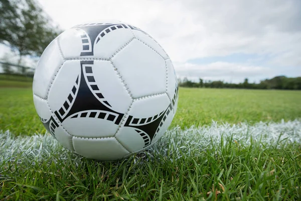 Bola de futebol na linha de marcação branca — Fotografia de Stock