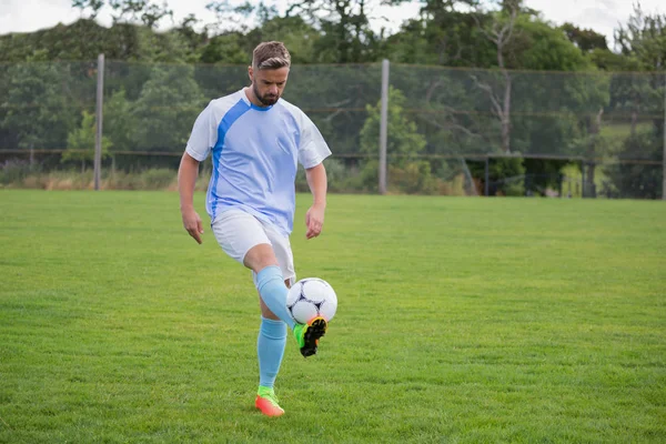 Labdarúgó játékos zsonglőr futball-labda — Stock Fotó