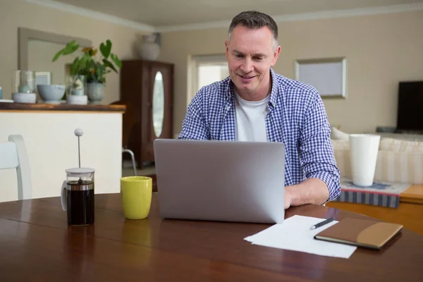 Man använder laptop i vardagsrummet — Stockfoto