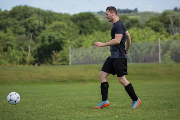 Speler beoefenen voetbal — Stockfoto