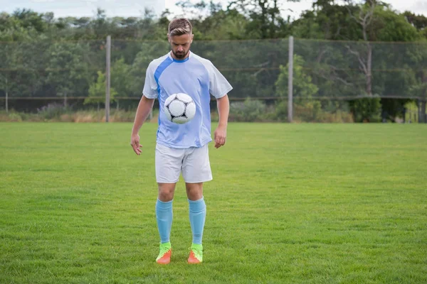 Fußballer jongliert mit Fußball — Stockfoto