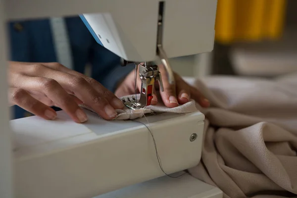 Fashion designer stitching cloth in sewing machine — Stock Photo, Image