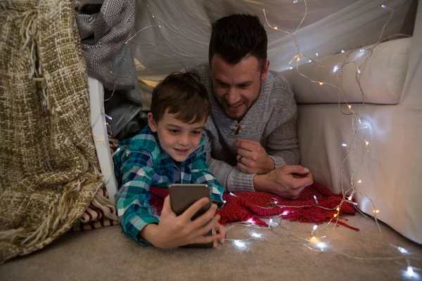 Vater und Sohn nutzen Handy — Stockfoto