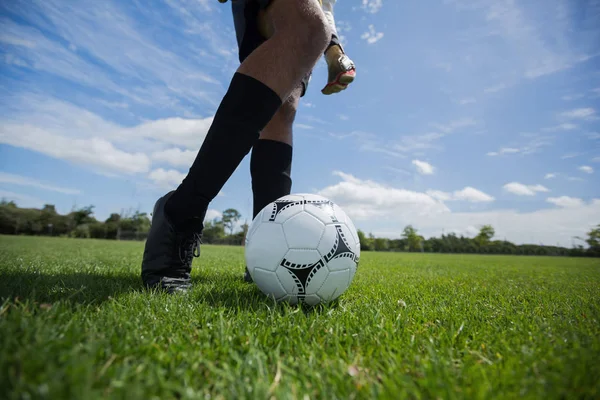 Goleiro pronto para chutar a bola de futebol — Fotografia de Stock