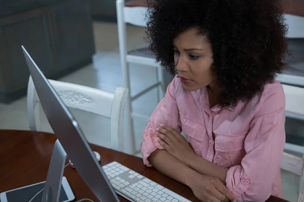 Frau benutzt Computer zu Hause — Stockfoto