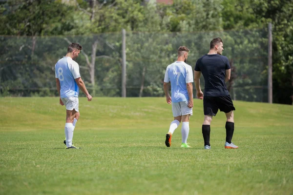 Jogadores de futebol fazendo uma pausa — Fotografia de Stock