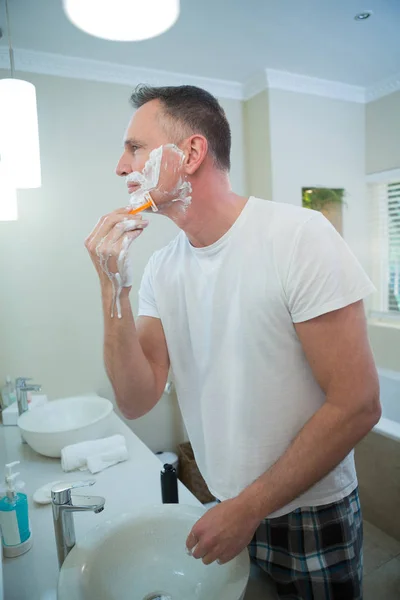 Hombre afeitándose la barba con navaja — Foto de Stock