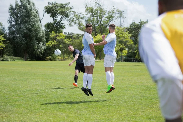 Jugador de fútbol teniendo un tiro de penalización — Foto de Stock