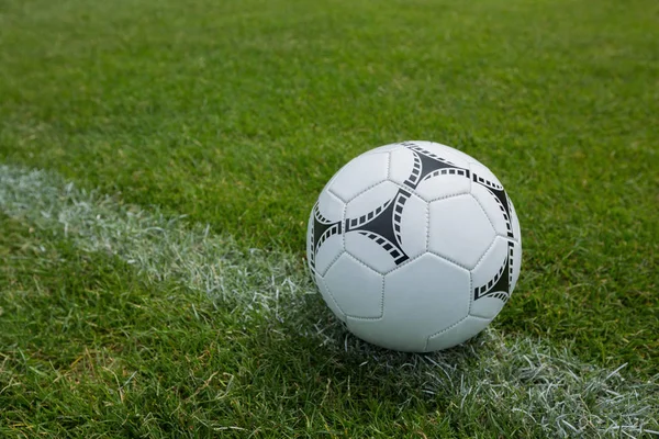 Bola de futebol na linha de marcação branca — Fotografia de Stock