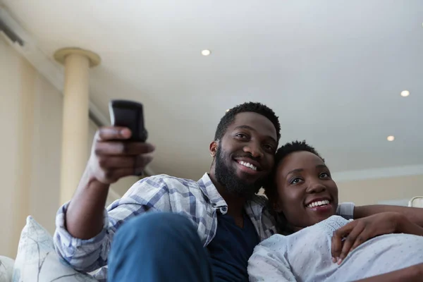 Par som tittar på tv tillsammans — Stockfoto