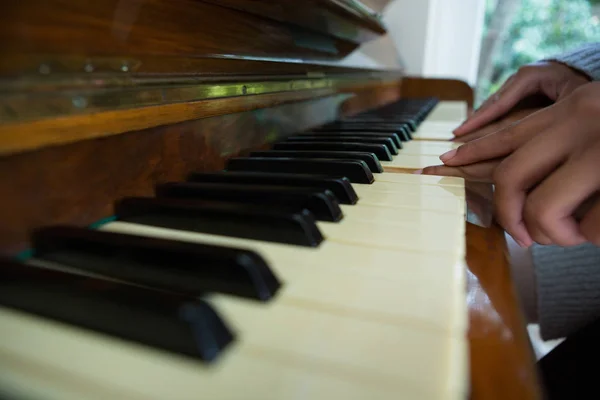 Mor medhjälpande dotter spela piano — Stockfoto