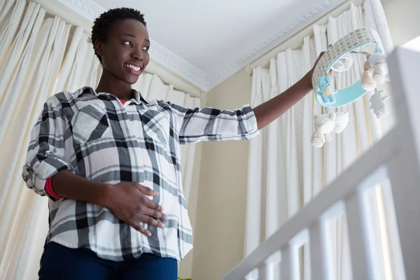 Zwangere vrouw met een stuk speelgoed — Stockfoto