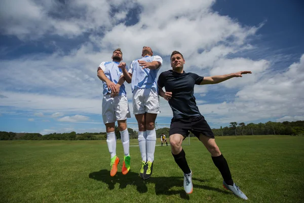 Fotbollsspelare spelar fotboll — Stockfoto