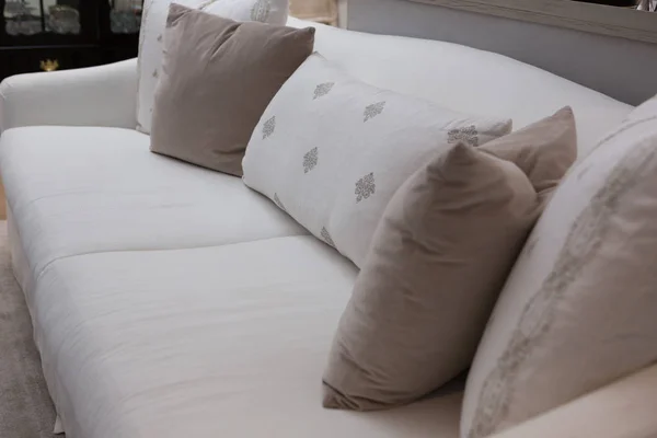 Подушки расставлены на диване — стоковое фото