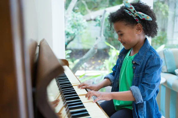 Bedårande flicka spela Piano — Stockfoto