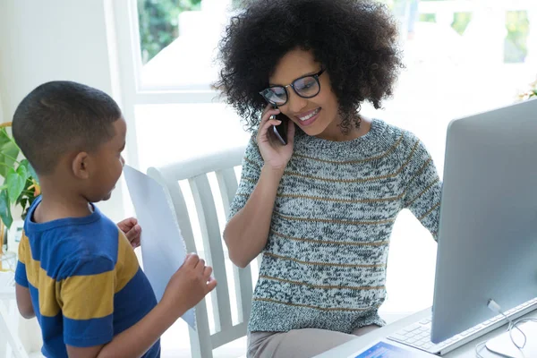 Hijo mostrando su tarea a la madre — Foto de Stock