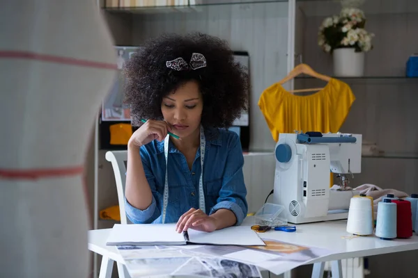 Diseñadora de moda femenina trabajando en el escritorio — Foto de Stock