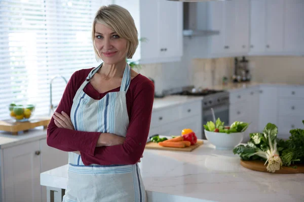 Woman standing with arms crossed — Stock Photo, Image