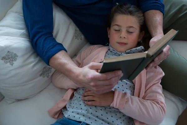 Menina dormindo enquanto pai livro de leitura — Fotografia de Stock